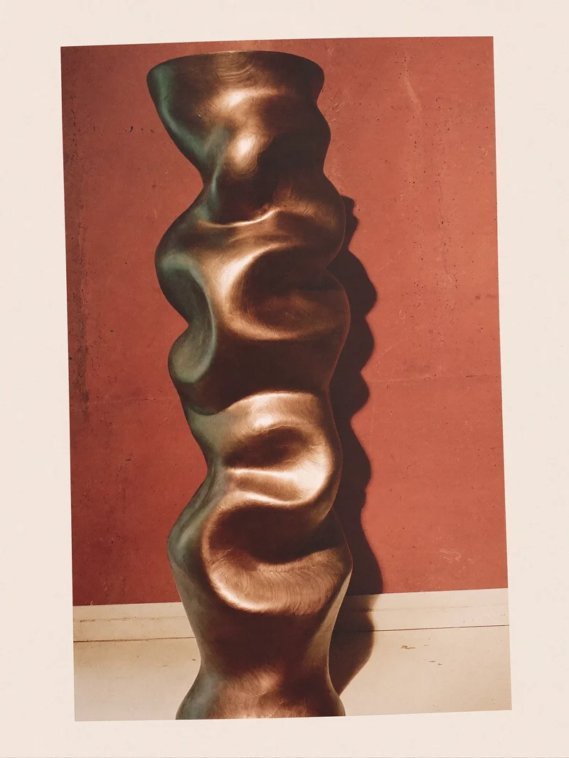 Studio illustrativo di lampada da terra curva in metallo spazzolato